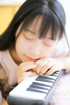 把毛笔放到洞里写字不准掉